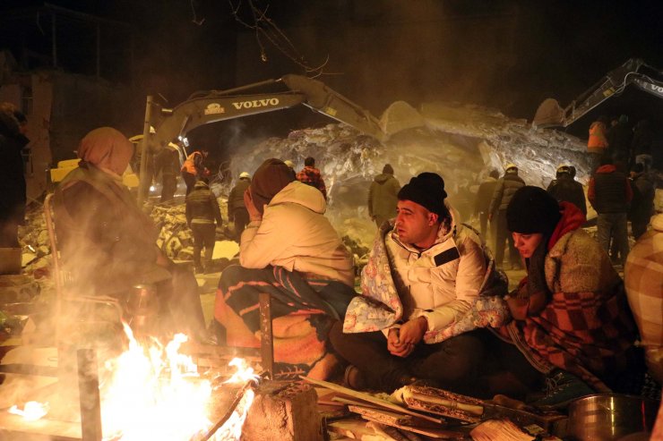 Depremzedeler, geceyi ateş başında ve çadırda geçirdi
