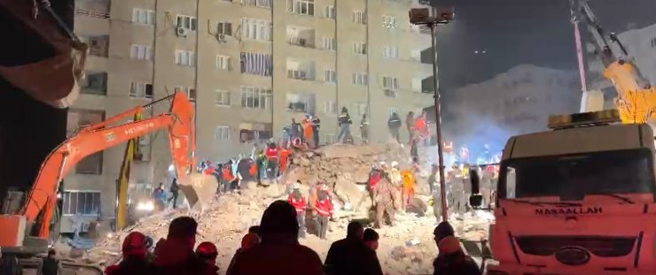 Enkazdan 88 saat sonra kurtarılan Murat: Çok susadım ağabey