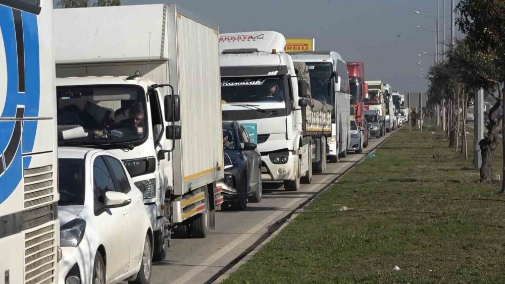 Hatay’a tırlar ile adeta yardım yağıyor