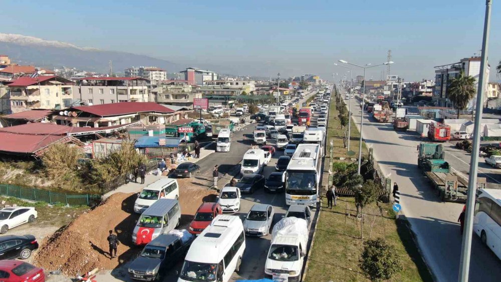 Hatay’a tırlar ile adeta yardım yağıyor