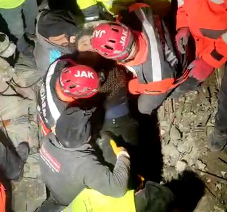 JAK ekibi, 76 saat sonra kız çocuğunu enkazdan çıkardı