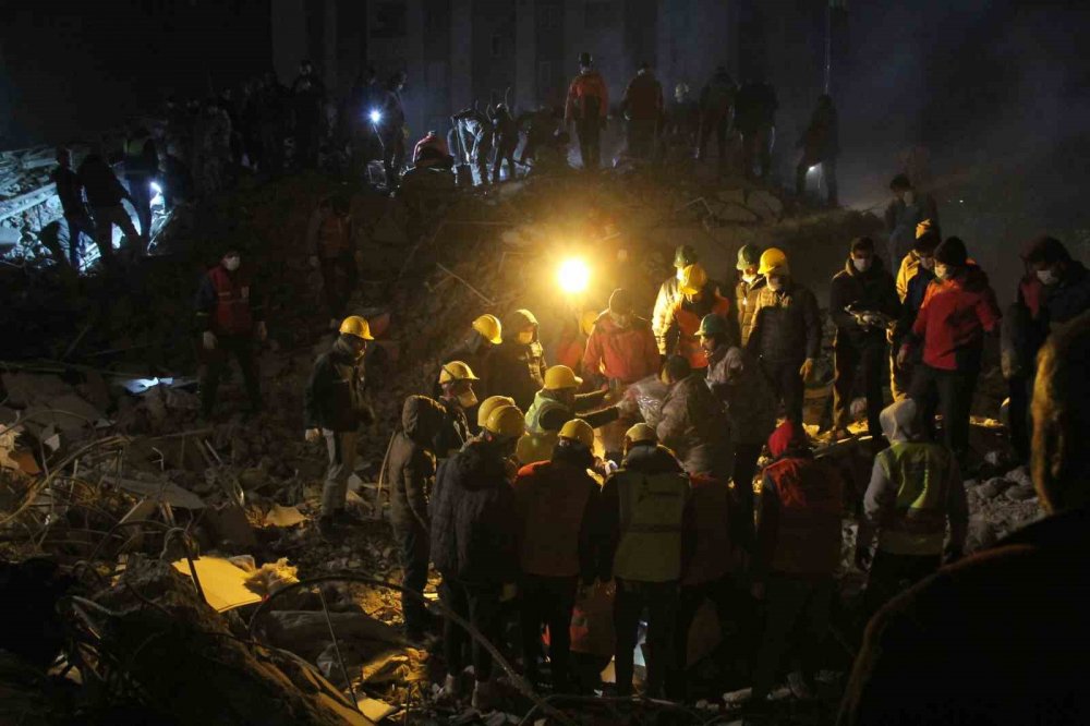 Köpek belirliyor, ekipler o bölgeyi arıyor