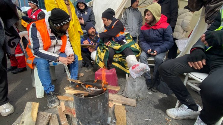 Kurtarma çalışmasında ayağı kırılan AFAD gönüllüsü, kriz masasında devam ediyor