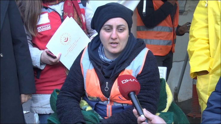 Kurtarma çalışmasında ayağı kırılan AFAD gönüllüsü, kriz masasında devam ediyor