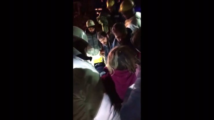 Madenciler, anne- kızı 65 saat sonra enkazdan kurtardı