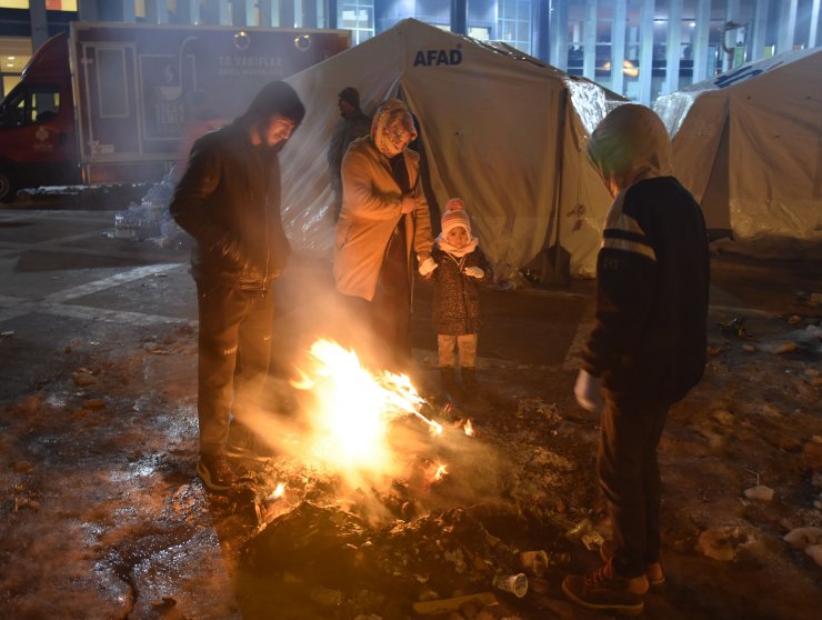 Malatya'da depremzedeler toplanma merkezi ve çadırlarda barınıyor; ateş yakıp ısınıyorlar