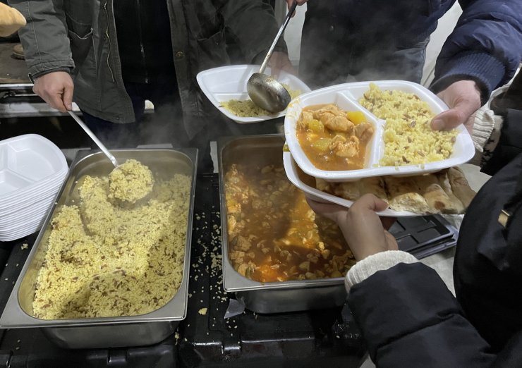 Malatya'da depremzedeler toplanma merkezi ve çadırlarda barınıyor; ateş yakıp ısınıyorlar
