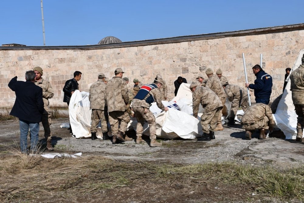 Payas’ta depremde hayatını kaybeden 22 kişi toprağa verildi