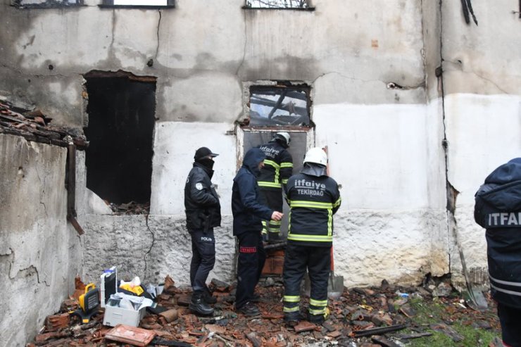 Tekirdağ'da metruk bina yangınında 2 kişi öldü
