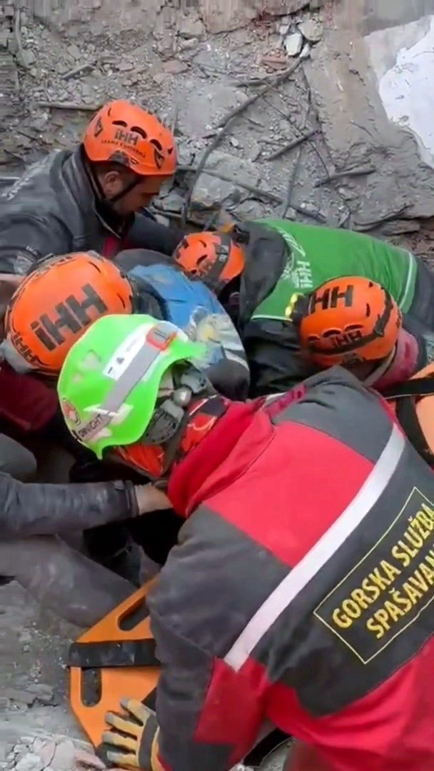 103 saat sonra gelen umut: Hatay’da 6 kişi enkazdan sağ çıkarıldı