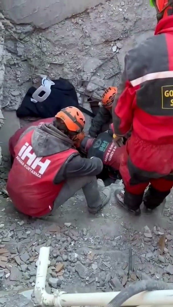 103 saat sonra gelen umut: Hatay’da 6 kişi enkazdan sağ çıkarıldı