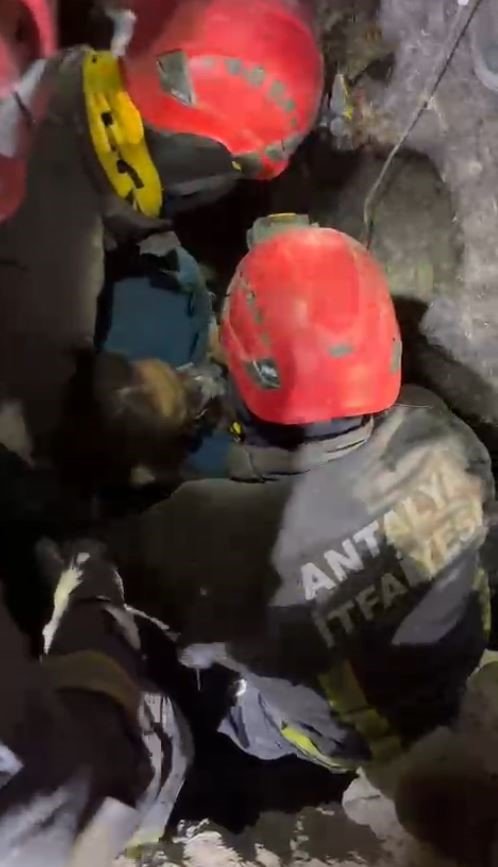 99 ve 101’inci saatlerde Maraş’ta iki kız kardeşi enkazdan canlı çıkarıldı