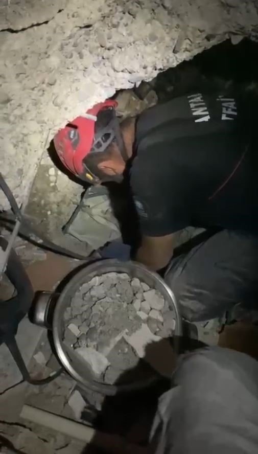 99 ve 101’inci saatlerde Maraş’ta iki kız kardeşi enkazdan canlı çıkarıldı