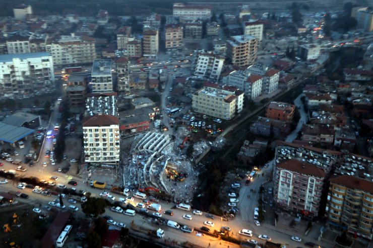 Adana’dan 450 jeneratör helikopterlerle Hatay’a götürüldü