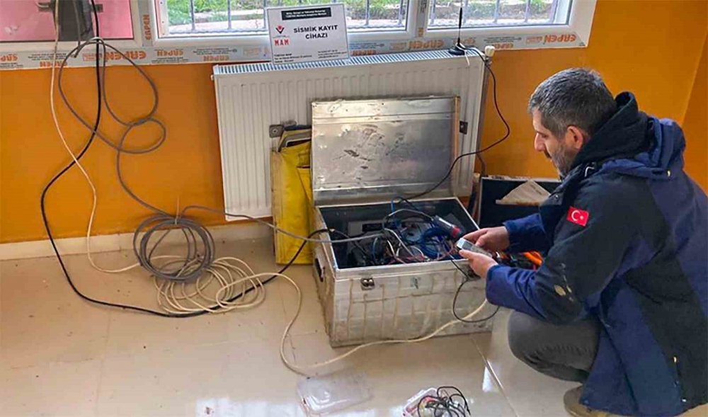 Bilim adamları yüzyılın depremini analiz etmek için sahada