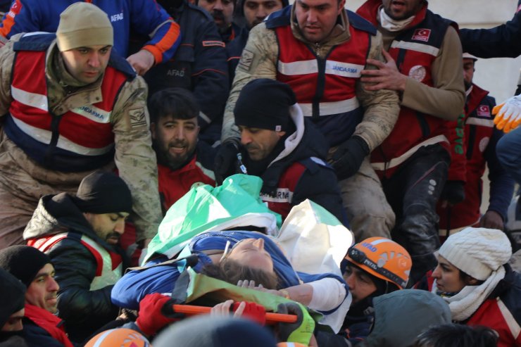 Bir mucize de Diyarbakır'dan! 101’inci saatte enkazdan sağ çıkarıldılar