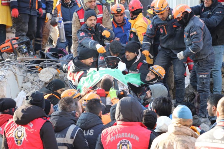 Bir mucize de Diyarbakır'dan! 101’inci saatte enkazdan sağ çıkarıldılar