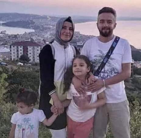 Depremde eşi ve 2 çocuğuyla yaşamını yitiren öğretmen toprağa verildi