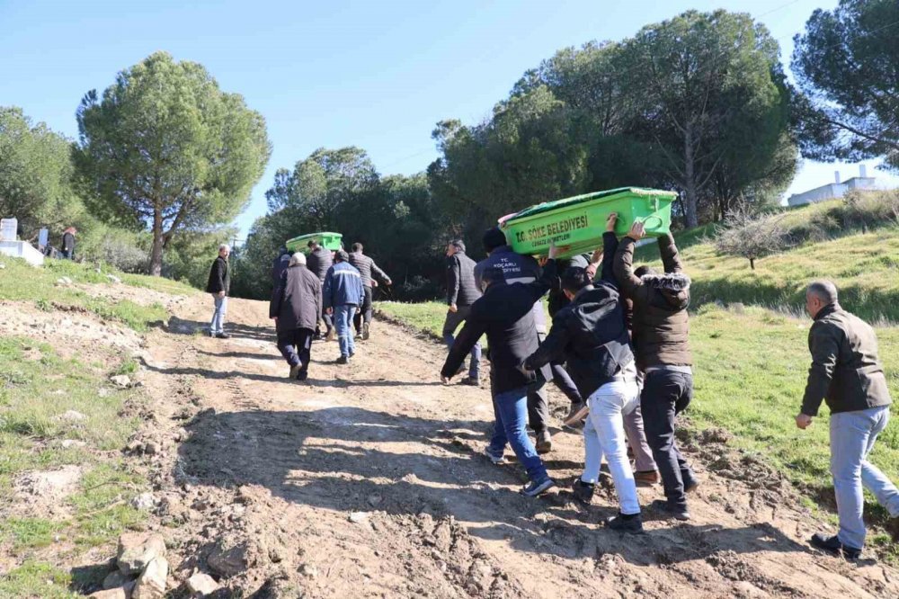Depremde hayatını kaybeden anne ve kızı toprağa verildi