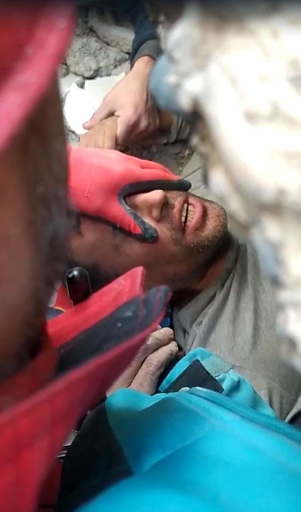 Depremin 103'üncü saatinde sağ çıkarıldı