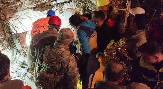Depremin 112. saatinde enkaz altından kurtuluş