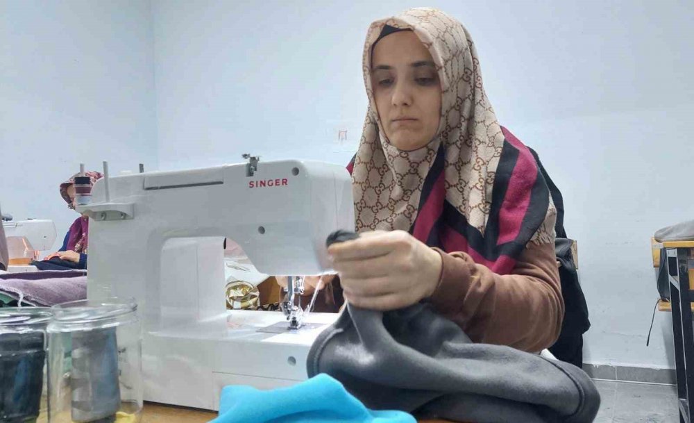 Depremzedeler için atkı ve bere dikiyorlar