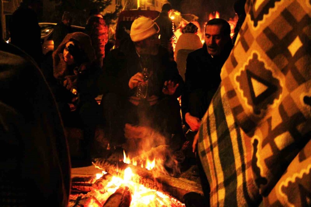 Eksi 9 derecede enkaz bölgesinde ateş başında bekliyorlar