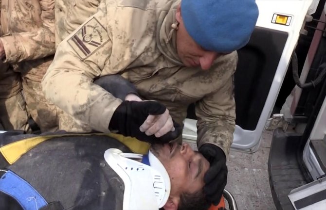 Enkazdan 104 saat sonra çıkarılan depremzede, kurtarma ekibindeki askerin elini öptü