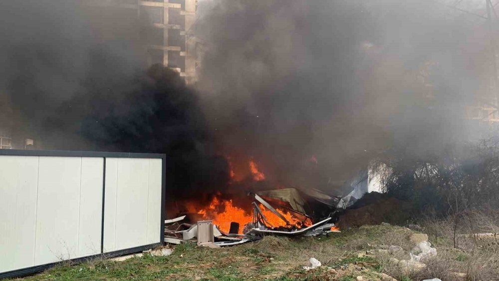 İşçilerin kaldığı 32 yataklı konteyner ev alev alev yandı