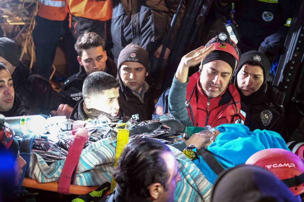 Kahramanmaraş'ta anne ve kızı depremden 92 saat sonra enkazdan kurtarıldı