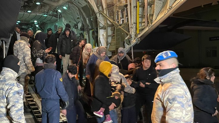 Kahramanmaraş'tan 107 depremzede askeri kargo uçağı ile İstanbul'a getirildi