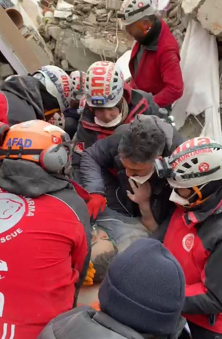 Kazım, 109 saat sonra enkazdan sağ çıkarıldı