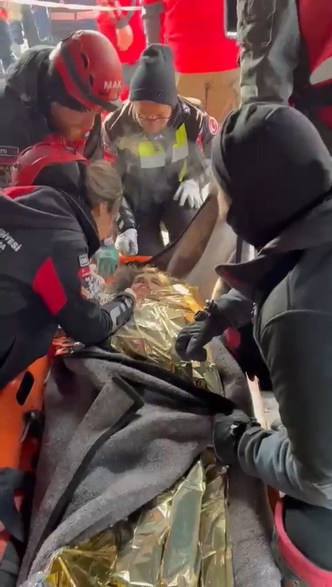Küçük Fatma, 104 saat sonra enkazdan kurtarıldı