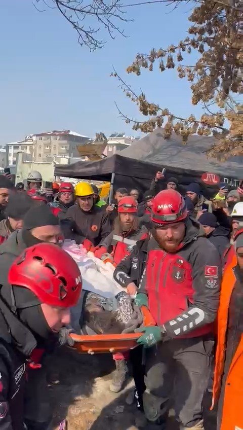 Küçük Fatma, 104 saat sonra enkazdan kurtarıldı