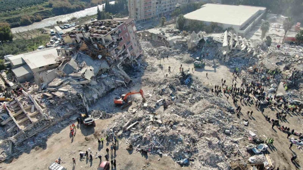 Yerle bir olan Hatay’da arama kurtarma çalışmaları havadan görüntülendi