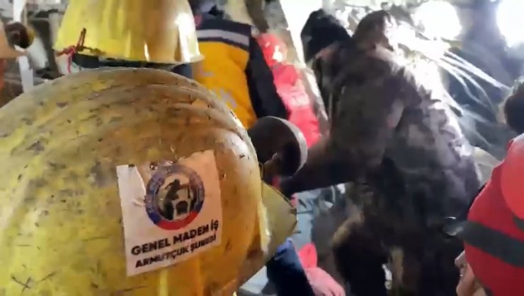 125'inci saatte kurtarıldı, madenciye öperek teşekkür etti