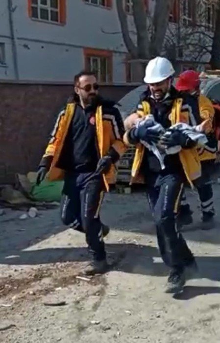 128’inci saatte çifte sevinç, baba ile bebeği sağ kurtarıldı