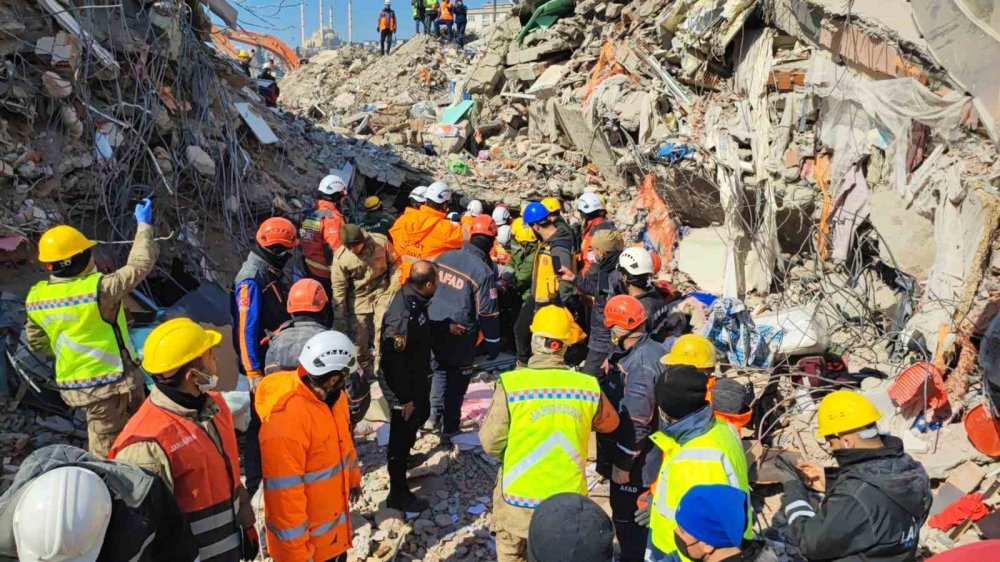 128’inci saatte çifte sevinç, baba ile bebeği sağ kurtarıldı