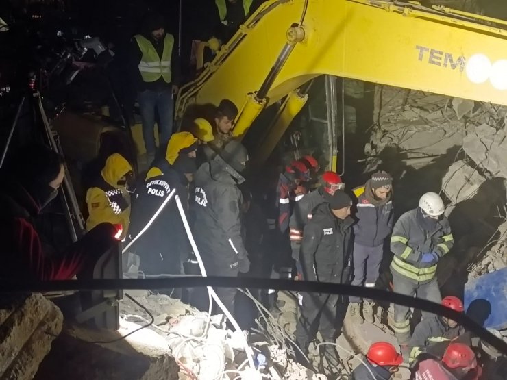 13 yaşındaki Aya, kendisine ulaşıldığı 122'nci saatte yaşama veda etti