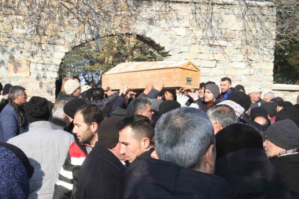 Adana’da depremde can veren 5 kişilik aileye Konya’da acı veda! Bir hafta önce annesi uyarmış