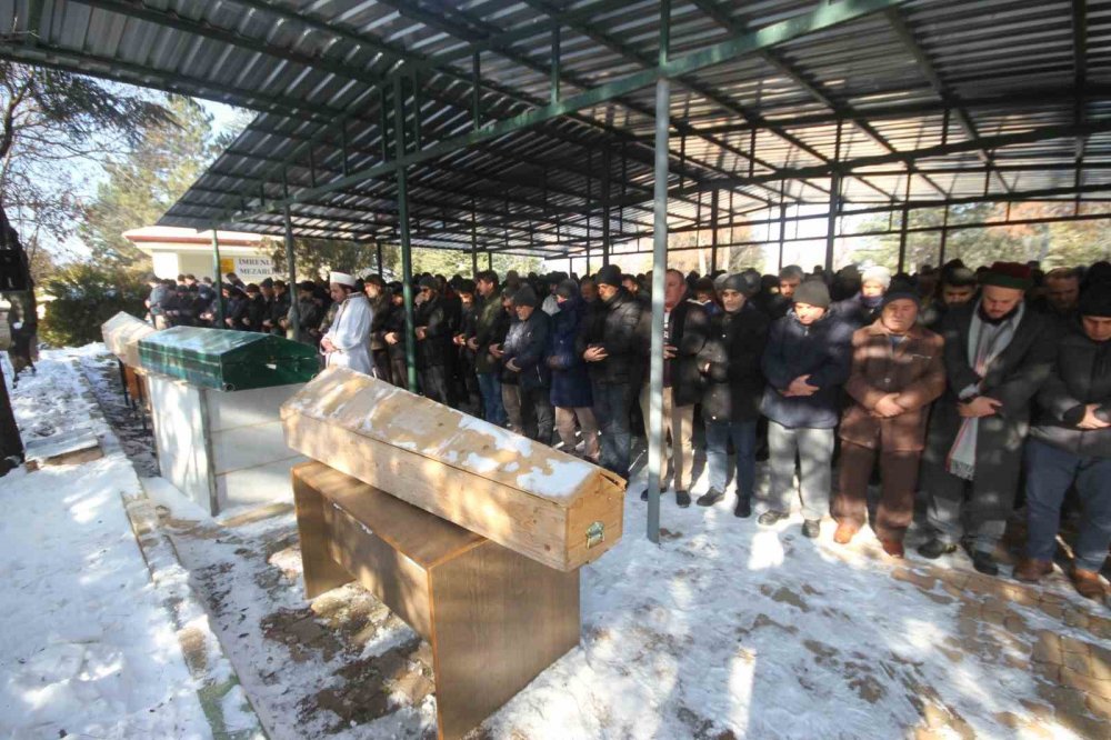 Adana’da depremde can veren 5 kişilik aileye Konya’da acı veda! Bir hafta önce annesi uyarmış