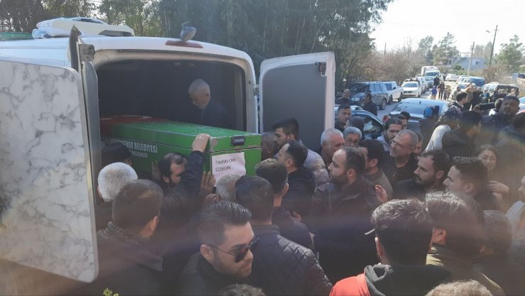 Depremde enkaz altında kalan Coşkun ailesi toprağa verildi, kedileri de birlikte gömüldü