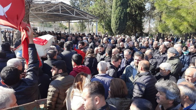 Depremde enkaz altında kalan Coşkun ailesi toprağa verildi, kedileri de birlikte gömüldü