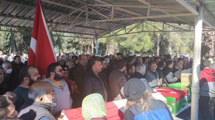 Depremde enkaz altında kalan Coşkun ailesi toprağa verildi, kedileri de birlikte gömüldü