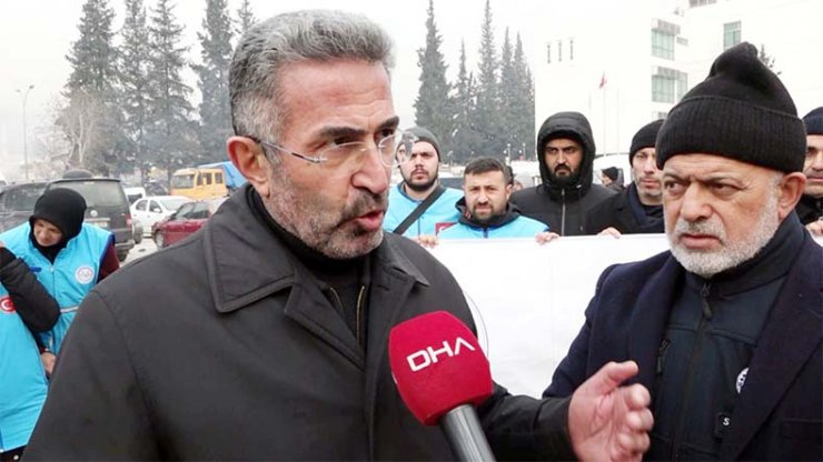 Depremde hayatını kaybeden binlerce kişi yan yana toprağa veriliyor