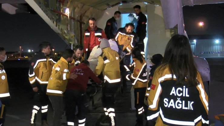 Depremde yaralanan 6 kişi ambulans uçakla İstanbul’a getirildi