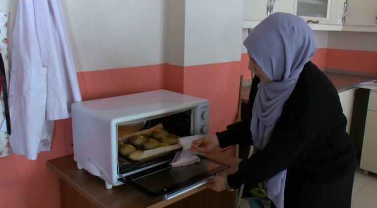 Depremzedeler için poğaça hazırlayıp, gönderdiler