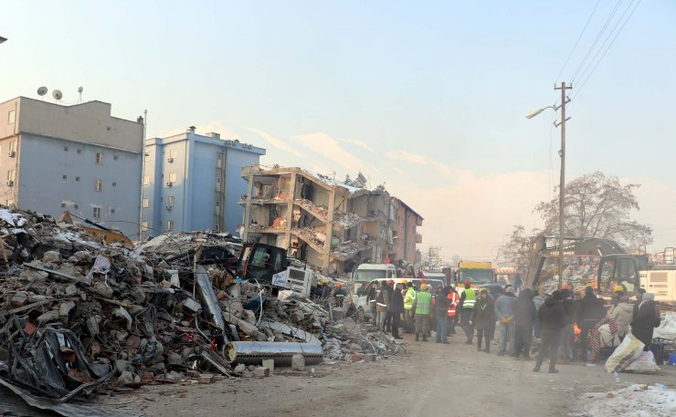 Ekipler, enkaz altında yaşadığı tespit edilen 3 kişi için seferber oldu