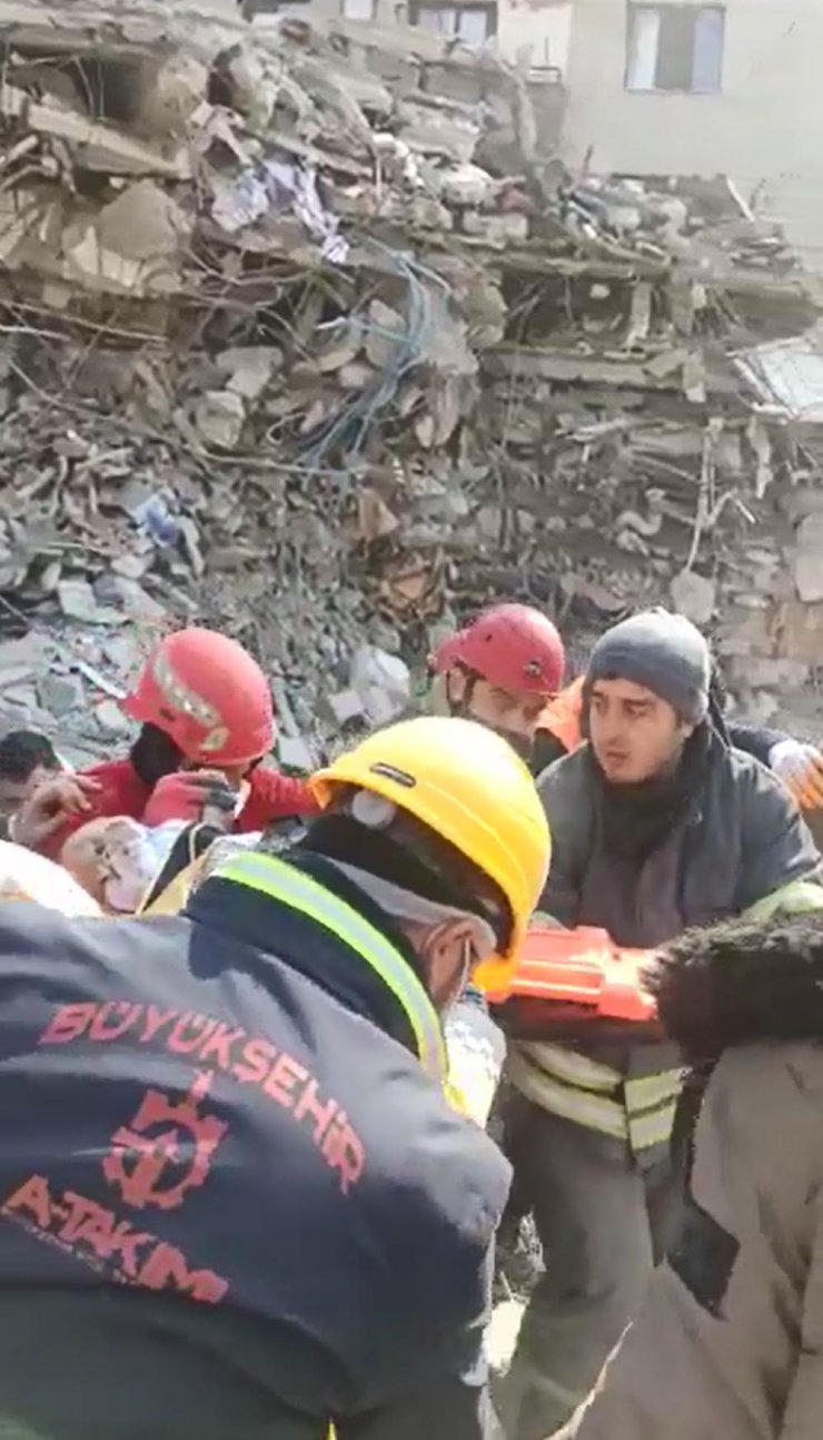 Enkaz altında kalan 2 aylık bebek, 128 saat sonra sağ çıkarıldı