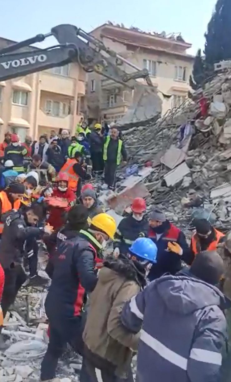 Enkaz altında kalan 2 aylık bebek, 128 saat sonra sağ çıkarıldı